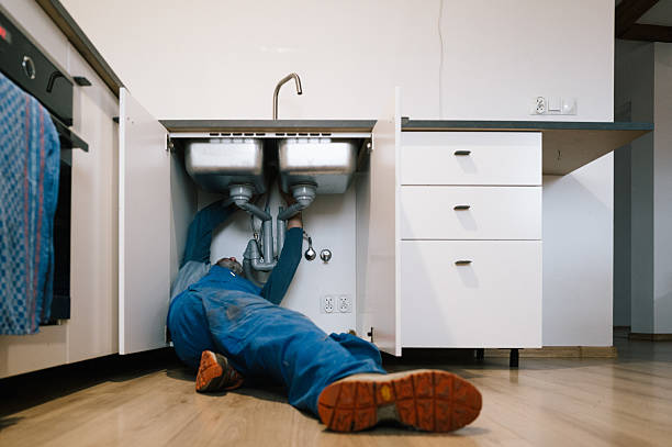 Professional Emergency Plumber technician working in Spencerville, OH